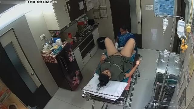 Viral Bhabhi In Clinic House-Keeper Shaving Her Pussy